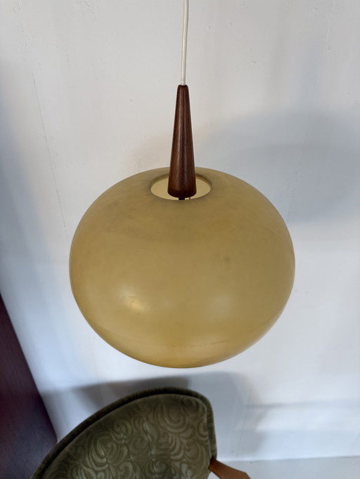 Lampada a sospensione vintage danese in teak e plastica anni '60