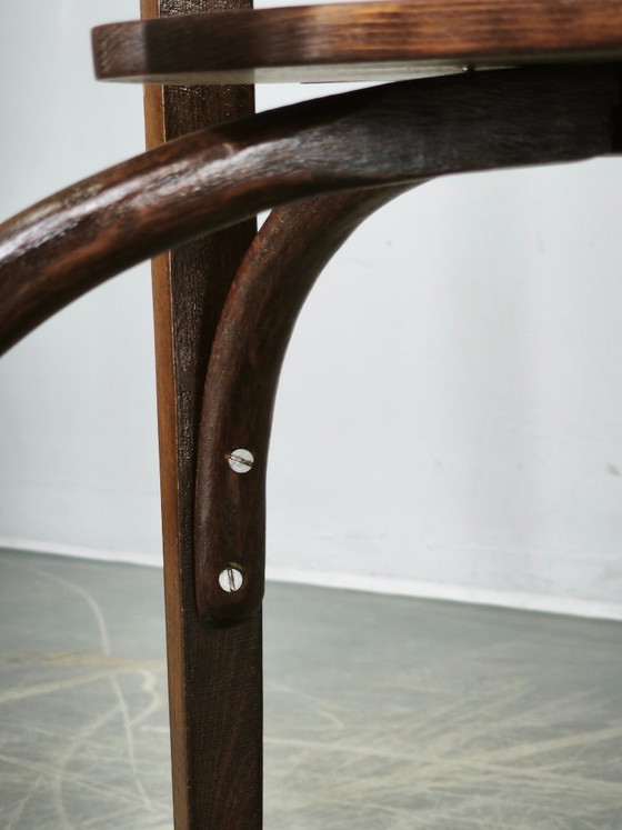Image 1 of Thonet nr. 207 ovale tafel van gebogen hout, vervaardigd door Mazowia, Polen, jaren 1910.