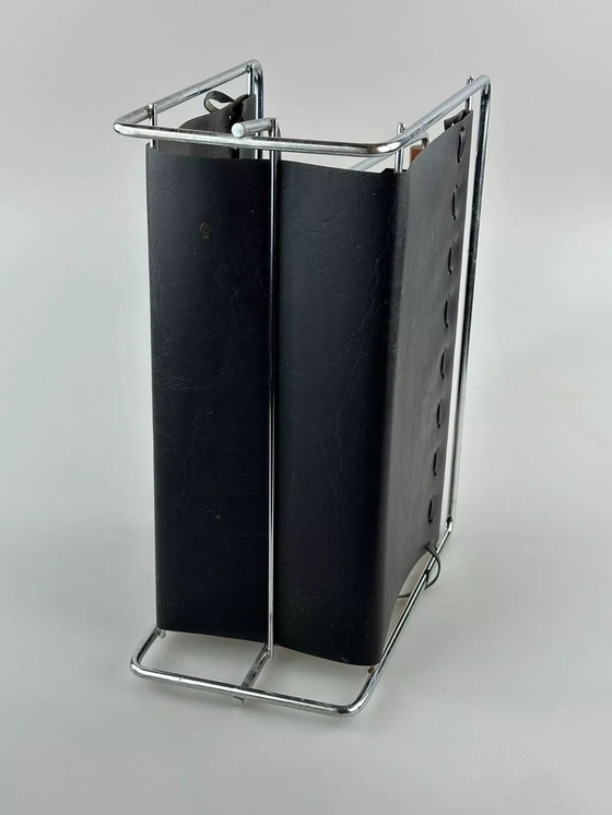 Image 1 of Revistero de metal de teca de los años 60 y 70 con diseño de mediados de siglo.