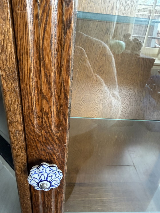 Image 1 of Houten vitrinekast met glazen deur en planken.