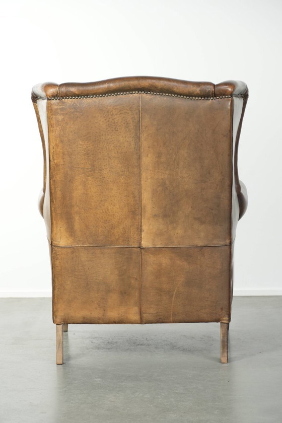 Image 1 of Grote karaktervolle schapenleren oorfauteuil met mooie warme kleuren en een prachtig patina in Engelse stijl