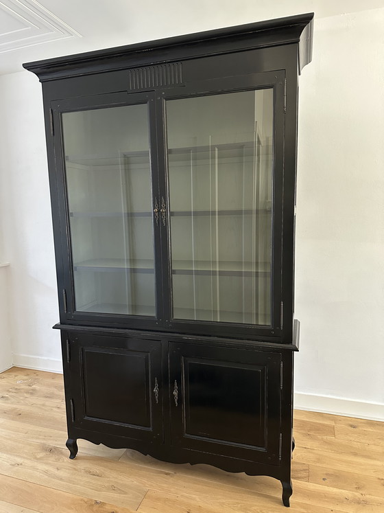 Image 1 of Zwarte vitrinekast met glazen deuren en opbergruimte 