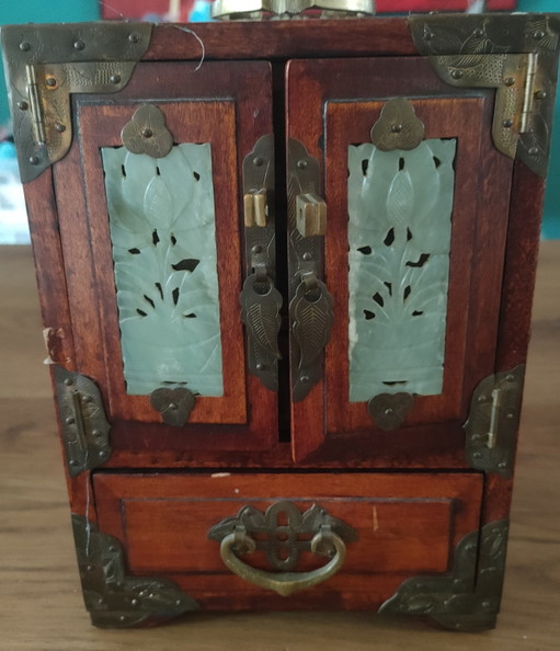Joyero chino antiguo – Madera de palisandro y paneles de jade tallados a mano – decoratieve objecten, Brass (photo 2 of 12)