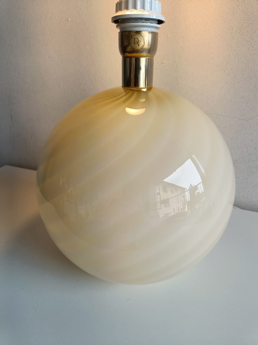 Murano glazen tafellamp van Da Vinci, witte bolvormige lamp met spiraalvormige kap, Italië jaren 70.