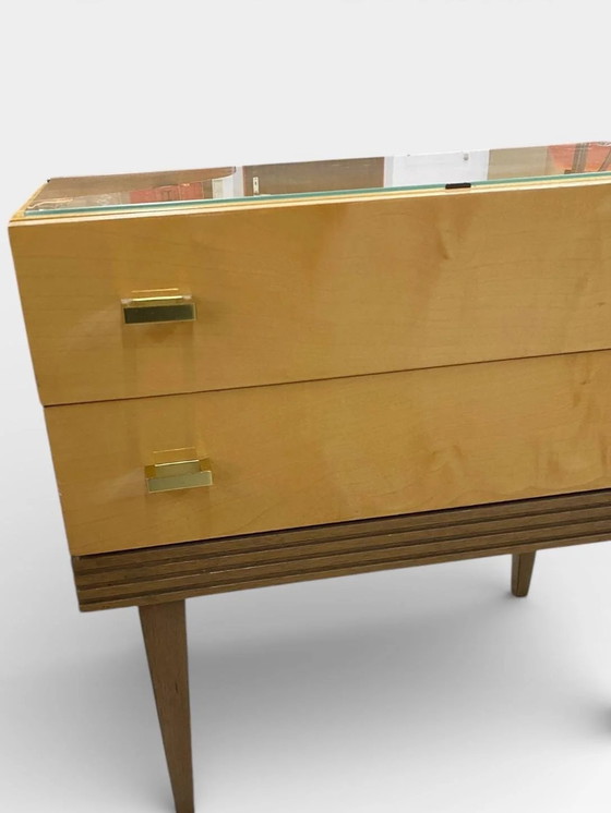 Table de nuit / Commode Vintage Mid Century – Placage érable – Poignées laiton – Plateau verre – Années (photo 7 of 10)