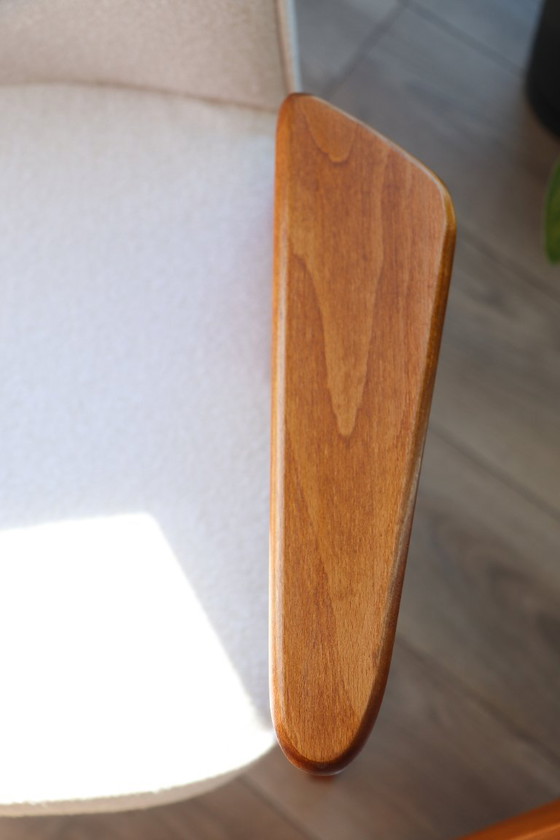 Image 1 of Fauteuil scandinave blanc bouclé, design Chierowsky