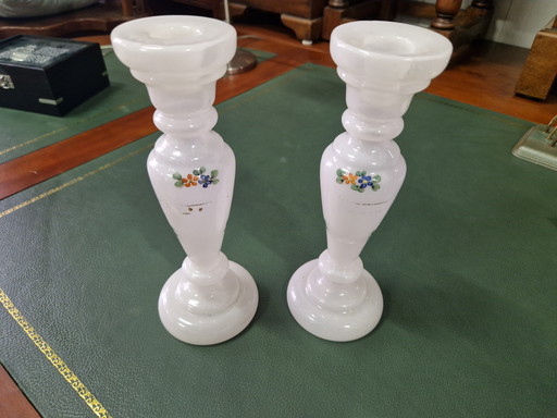 Satz Opalin-Kerzenleuchter