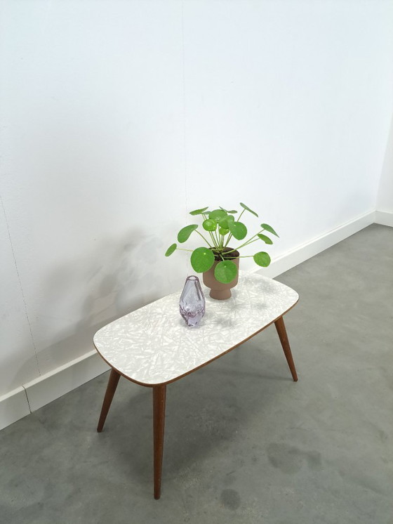 Image 1 of Tavolino laterale largo con piano in formica bianco-grigio, n. 28