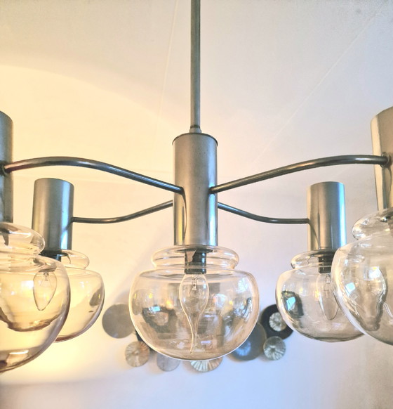Image 1 of Lampe pendante atomique Mid Century Modern. 5 ampoules en verre ambré. Attribuée à Sciolari