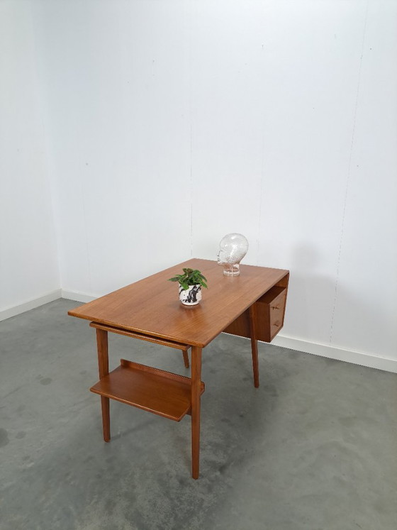 Image 1 of Teak vrijstaand partner bureau met schuine vormen, lades en extra uitschuifbaar werkblad