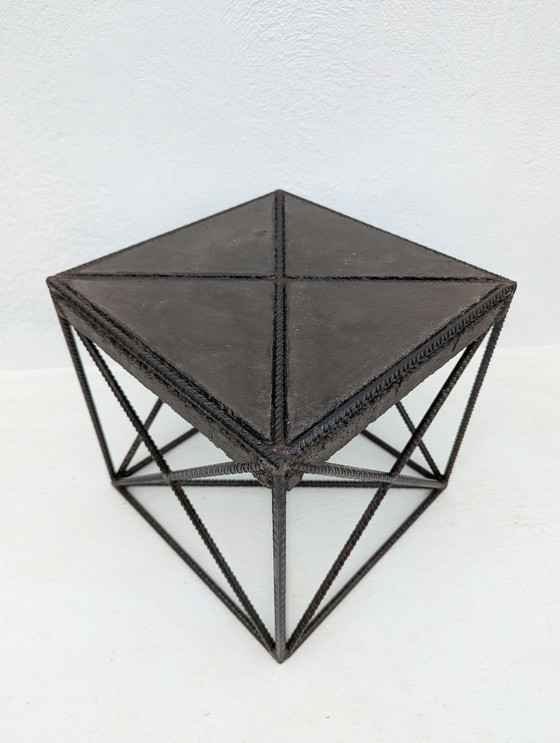 Image 1 of CUBE X Brutalistischer Skulpturentisch aus Beton und Stahl – Wallavibe Design