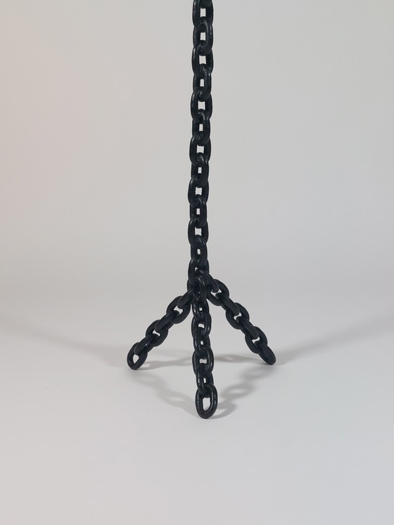 Candelabro da terra in stile brutalista con catena nera vintage. – Portacandele, Metal (photo 3 of 8)