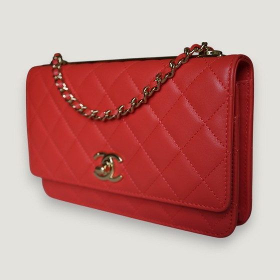Image 1 of PORTEFEUILLE CHANEL À CHAÎNE TENDANCE