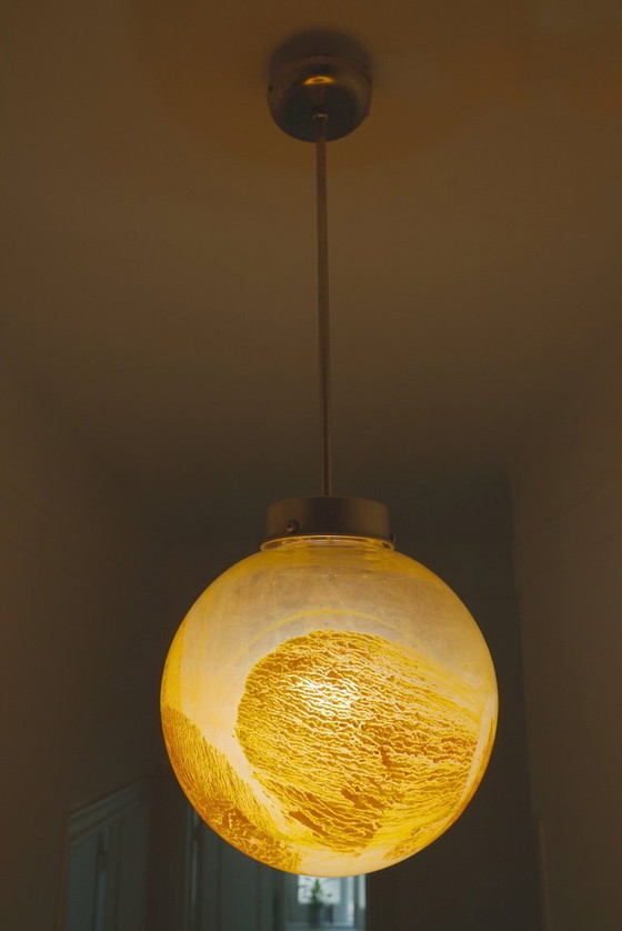 Image 1 of Lampada a sospensione a globo in vetro dipinto al contrario dell'era spaziale degli anni '60 - Smalto arancione, cromo, metà del