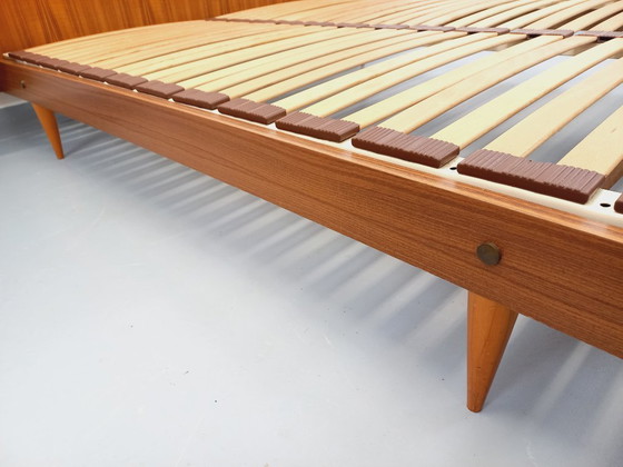 Image 1 of Lit double vintage style scandinave en teck des années 60 avec chevets lumineux intégrés et sommier