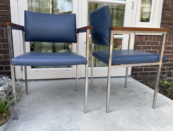 Image 1 of Conjunto de sillas Fröscher KG de mediados de siglo fabricadas en metal precioso, reposabrazos de madera noble y polipiel.