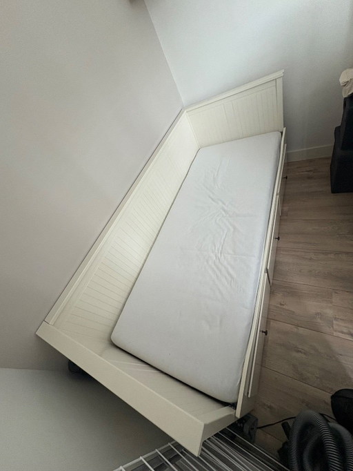 Pull-out twin/ single bed with 3 large drawers.
