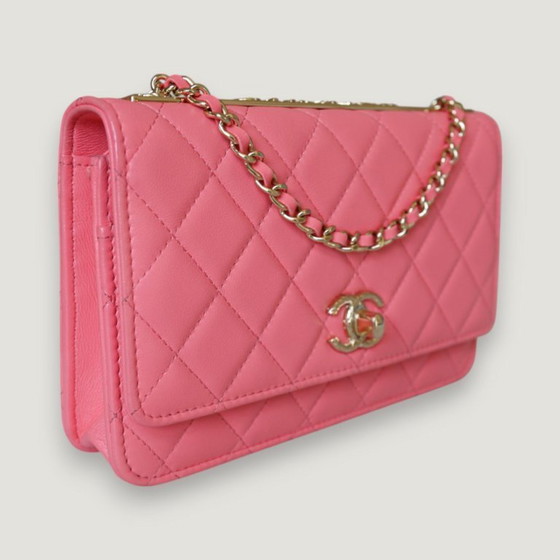 Image 1 of CHANEL GELDBÖRSE AN DER KETTE – TREND