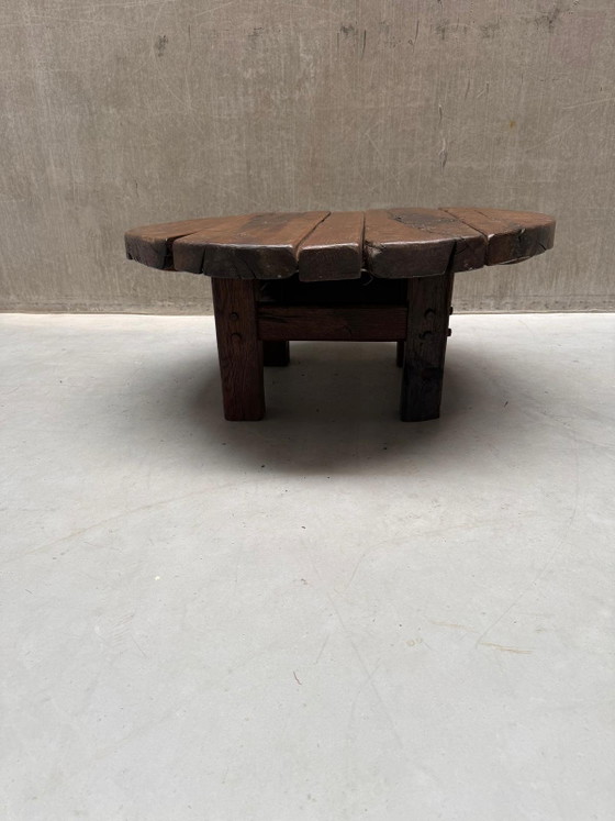 Brutalist Wabi-Sabi ronde eiken salontafel '60 – Wood (photo 13 of 14)