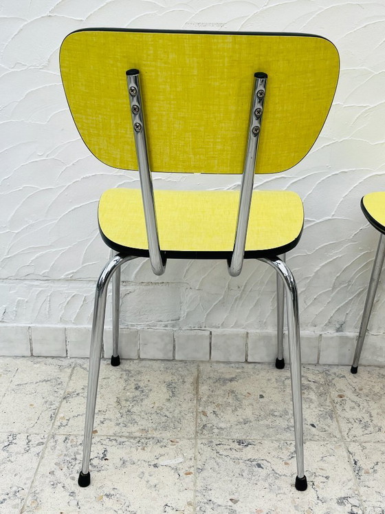 Image 1 of Een paar vintage chromen gele Formica keukenstoelen
