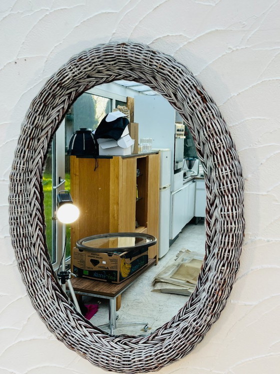 Image 1 of Vintage ovale spiegel van gevlochten riet uit de jaren 60.