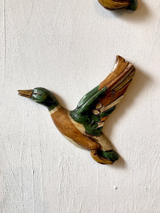 Trio di anatre germano reale in legno intagliato e dipinto, Decorazione murale, Decorazioni murali, Verde (foto 3 di 19)