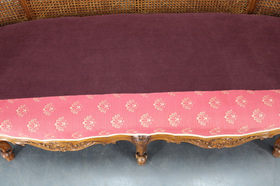 Image 1 of Antico divano intagliato con sponde a canne, Cecoslovacchia