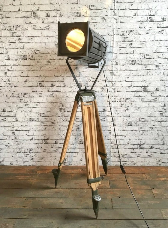 Image 1 of Faretto da teatro vintage nero su treppiede in legno, anni '60