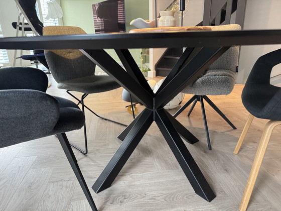 Image 1 of Eettafel rond 159cm met Fenix Arpa HPL en stalen X-poot