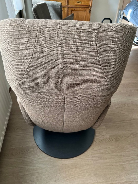 Image 1 of Velderhof está de pie en un sillón relajante.