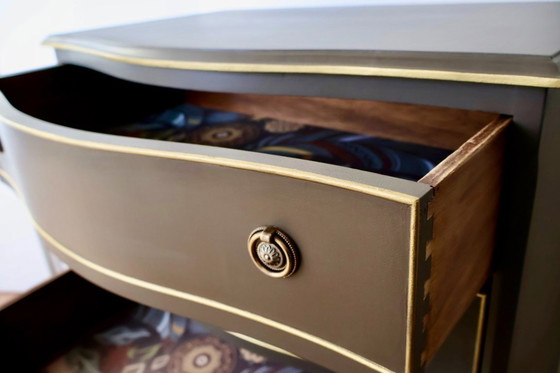 Image 1 of Comò vintage Serpentine con dettagli dorati dipinti a mano