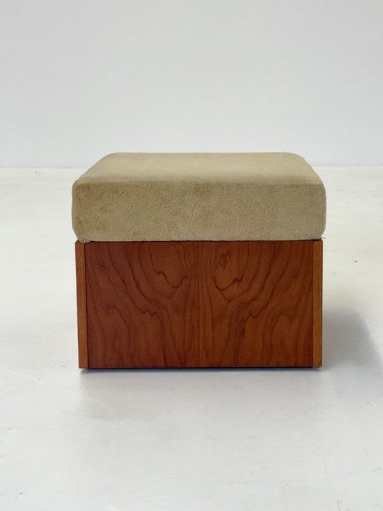 Image 1 of Poltrona vintage beige di metà secolo con struttura in legno e poggiapiedi