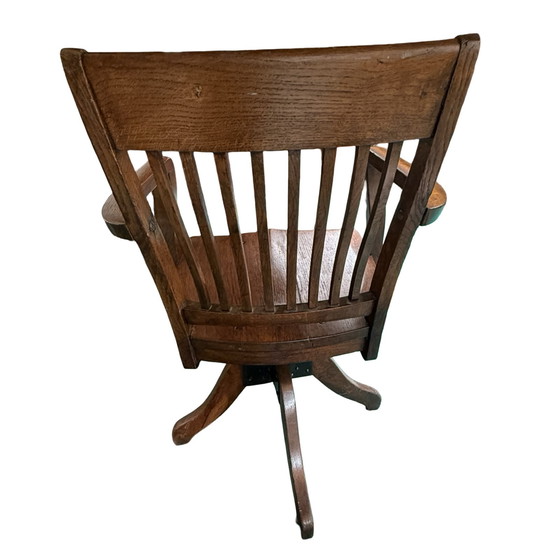 Image 1 of Silla de capitán de madera curvada - Montada sobre una base giratoria - Base de hierro fundido - Roble antiguo