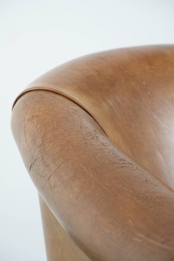 Image 1 of Fauteuil club en peau de mouton aux magnifiques teintes cognac clair