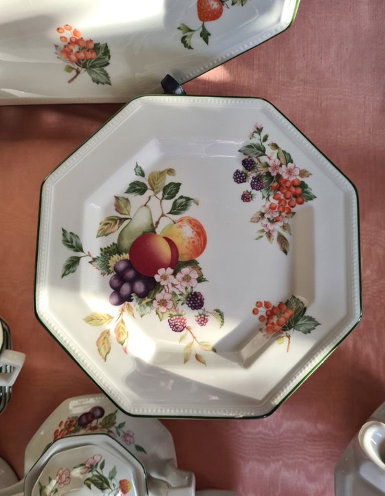 Image 1 of Servizio da tè e torta alla frutta fresca Johnson Brothers England con piatto da portata e petit four.