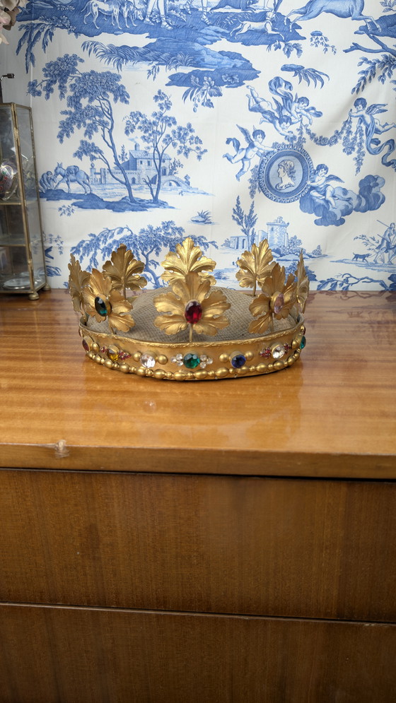 Image 1 of Grande Corona della Vergine in ottone dorato e cabochon in vetro colorato del XIX secolo