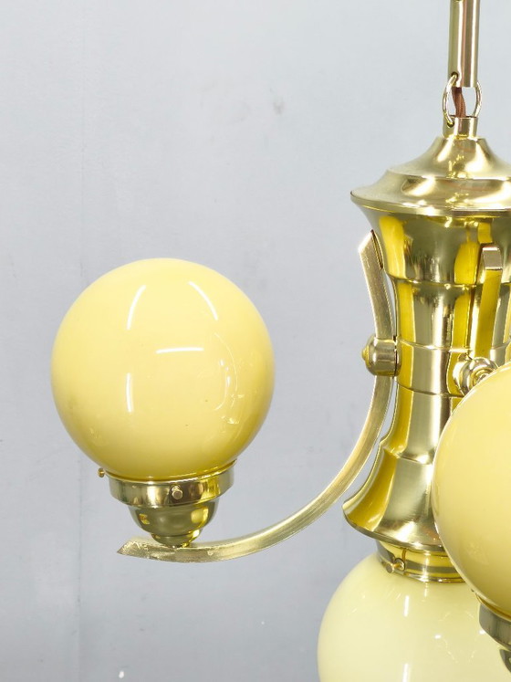 Image 1 of Lámpara de araña Art Déco de latón y cristal opalino, década de 1930.