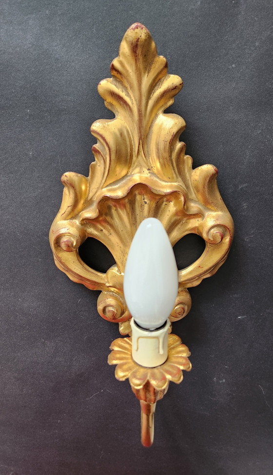 2 Louis XVI Neo-Classical Rocaille Wall Lamps with Gilded Carved Wood Appliqués, Handgeschnitzt, Frankreich (photo 3 of 15)