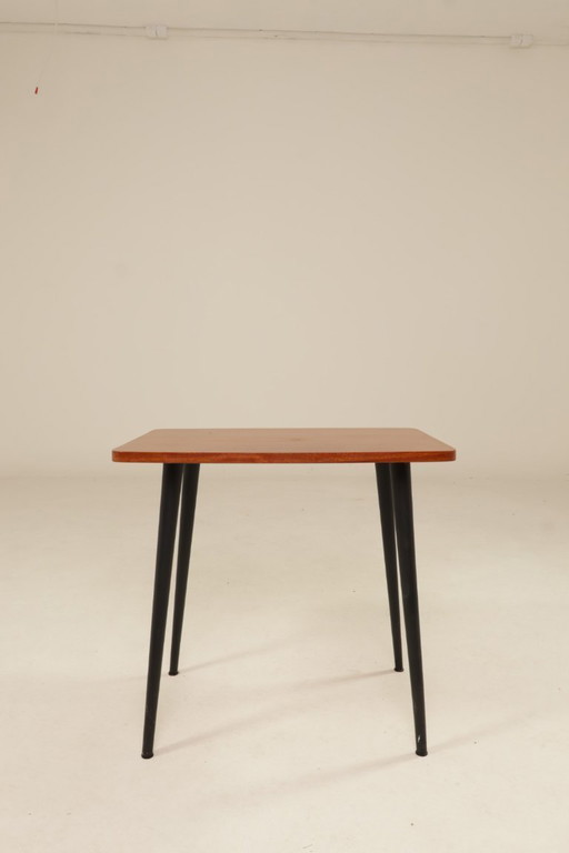 petite table basse vintage au design moderne des années 1970