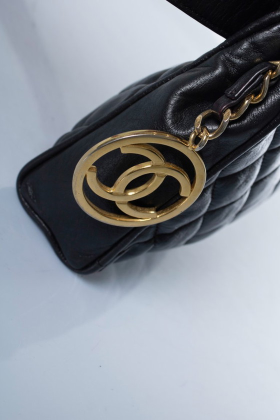 Chanel, vintage heuptasje van gewatteerd leer uit de jaren 90 – Riemtassen, Lambskin (photo 8 of 10)