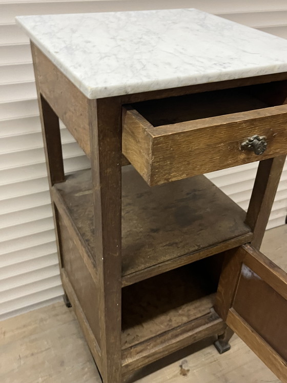 Beautiful antique French bedside table with a marble top. Height: 82cm. Top 40x40cm. – Nightstands, Wood (photo 5 of 6)