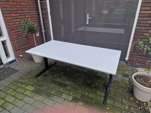 Ergonomische bureautafels in hoogte te verstellen 