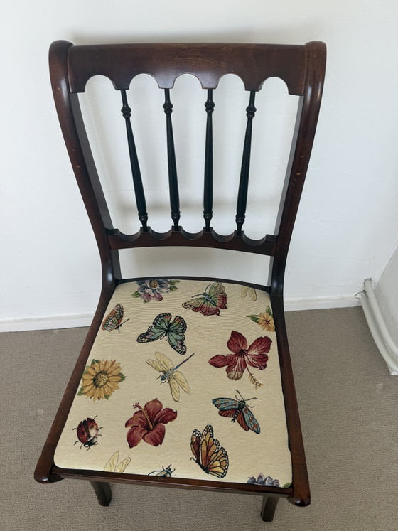 Chaise vintage en bois avec revêtement floral et papillon – Chaises de salle à manger, Wood (photo 4 of 5)