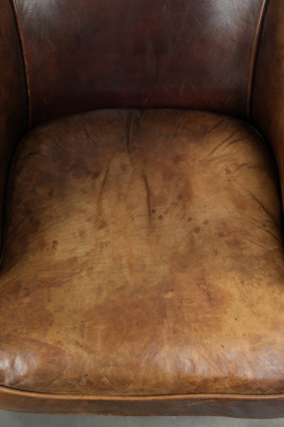 Image 1 of Stoere en begeerlijke vintage schapenleren clubfauteuil met een mooi patina en warme kleuren