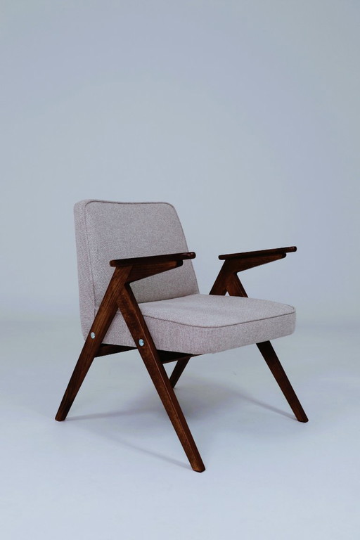 Poltrona vintage, dopo la ristrutturazione, rivestimento beige, legno color noce scuro, design scandinavo