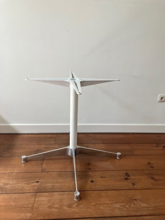 Image 1 of 1 pied de table Herman Miller