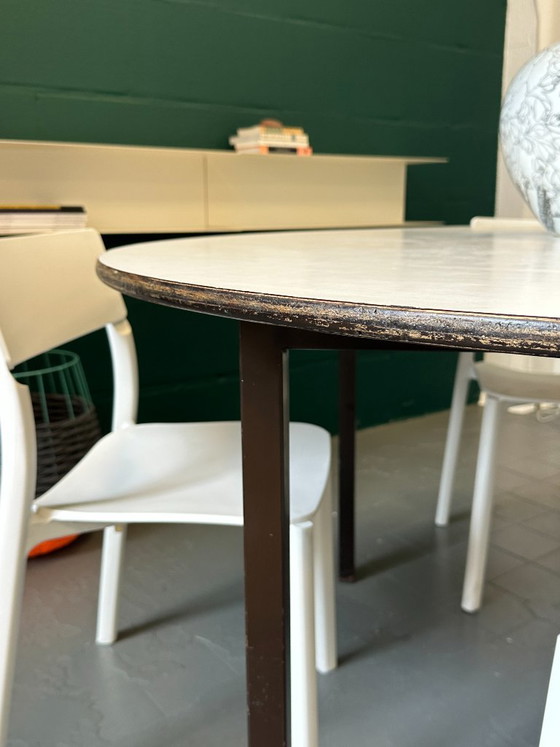 Minimalistische Eethoek / Vergaderset: Vintage Ronde Tafel (Ø 140 Cm) + 4x IKEA JANINGE Designstoelen (photo 6 of 6)