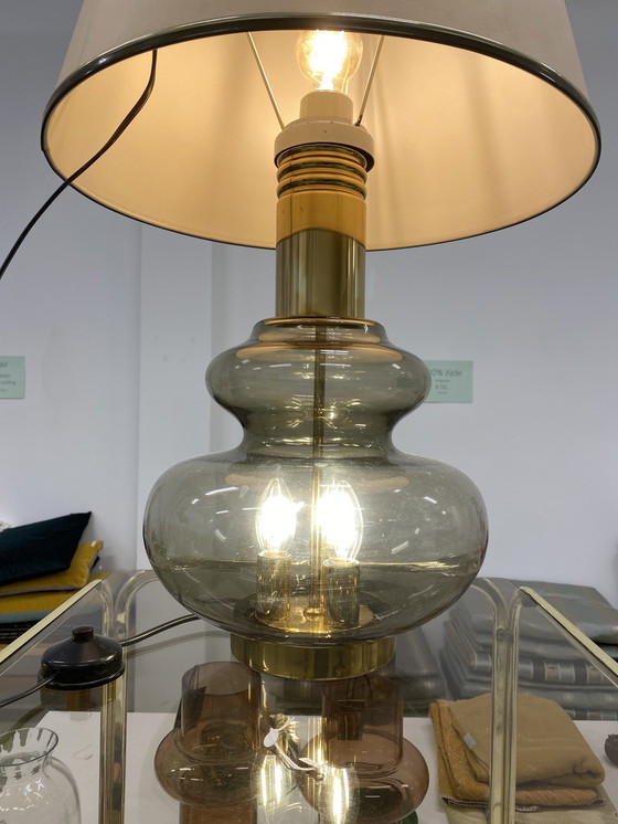 Image 1 of Wunderschöne Doria Leuchten Lampe mit rauchglasfarbenem Lampenfuß und cremefarbenem Lampenschirm