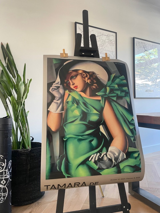 Image 1 of Tamara de Lempicka, Jonge vrouw in het groen (Jonge vrouw met handschoenen), ca. 1931 Gedrukt in de VS | Copyright Tamara de L