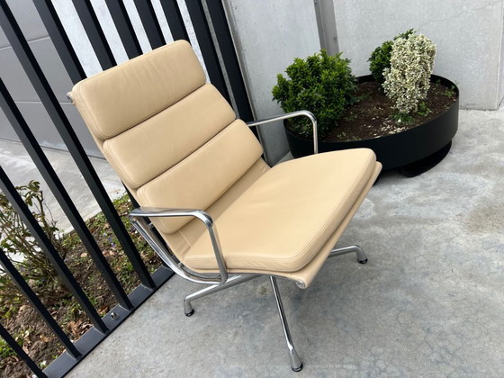 Vitra Eames EA216 Lederen Fauteuil – Leather, Metal (photo 3 of 12)